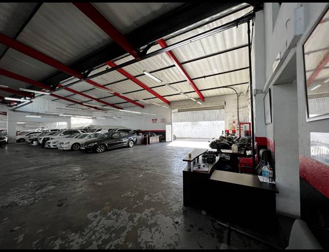 3,845M² WAREHOUSE FOR SALE IN PAROW EAST